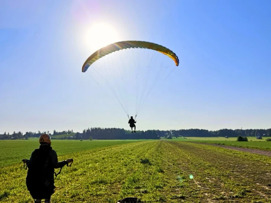 Varjoliitäjän hinaus - koulutustilanne tasamaalla
